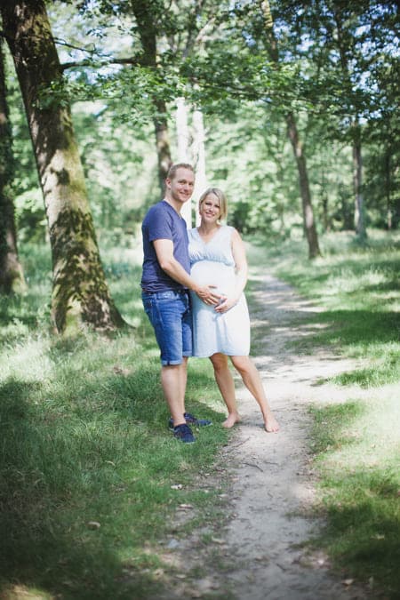 Paar geht einen Weg entlang in einem Wald