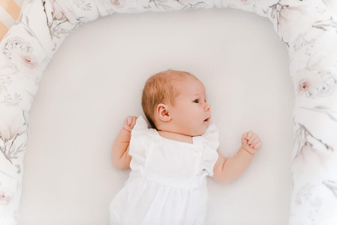 Blick von oben auf Baby in einer Wiege