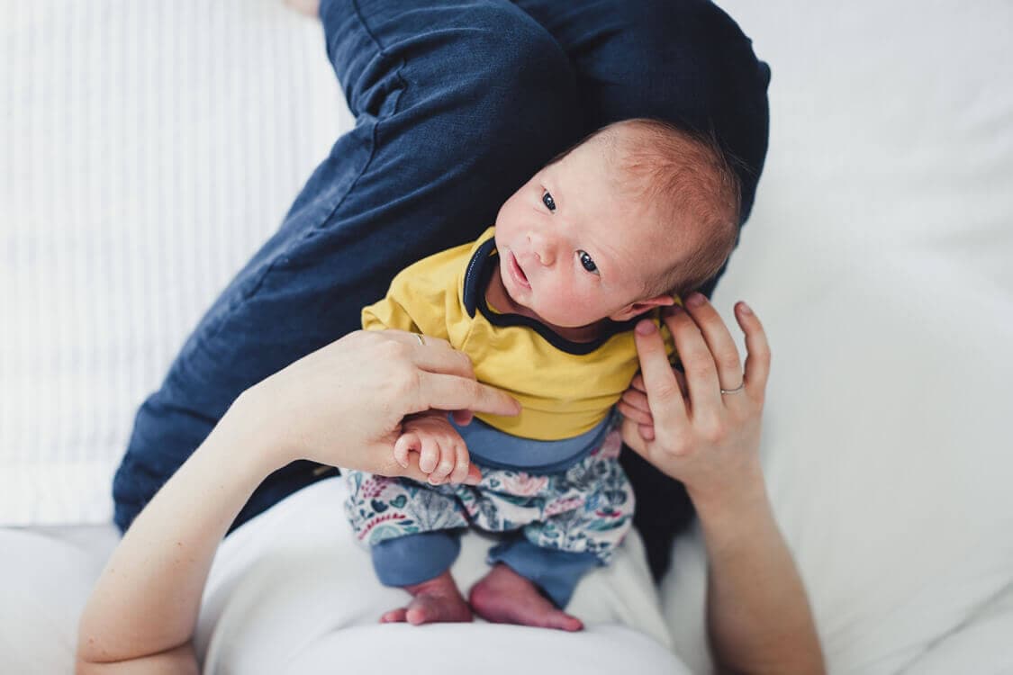 Blick von oben auf Baby auf dem Schoß der Mama