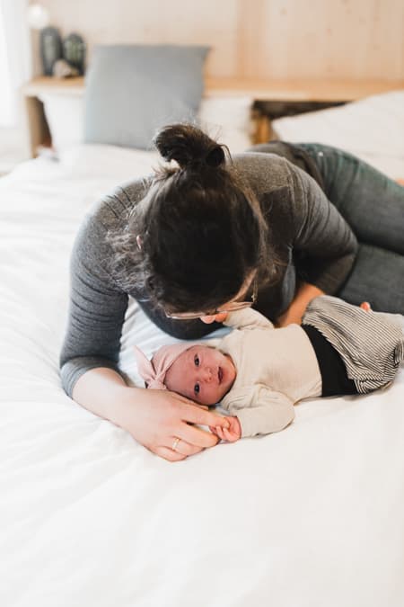 Mutter kuschelt mit ihrem Baby