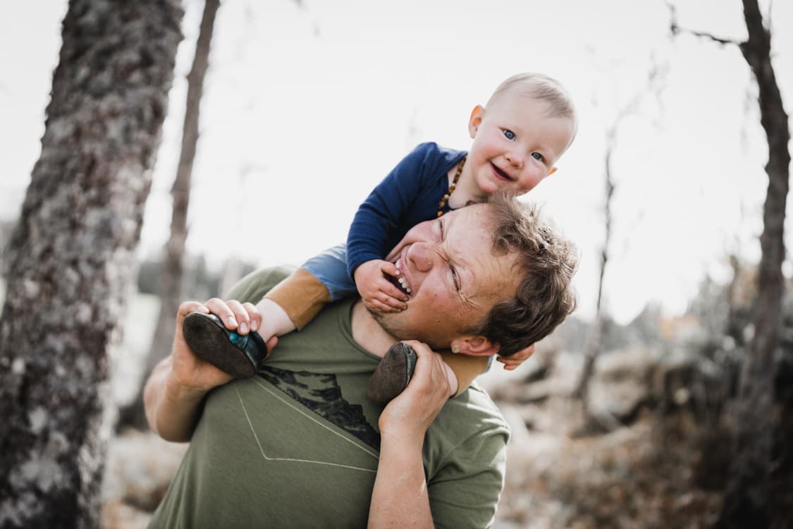 Papa mit Kind auf den Schultern