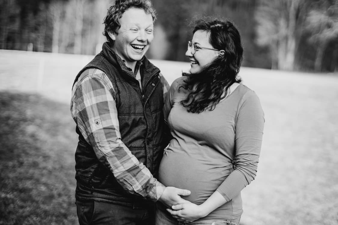 Verliebtes Paar mit Babybauch