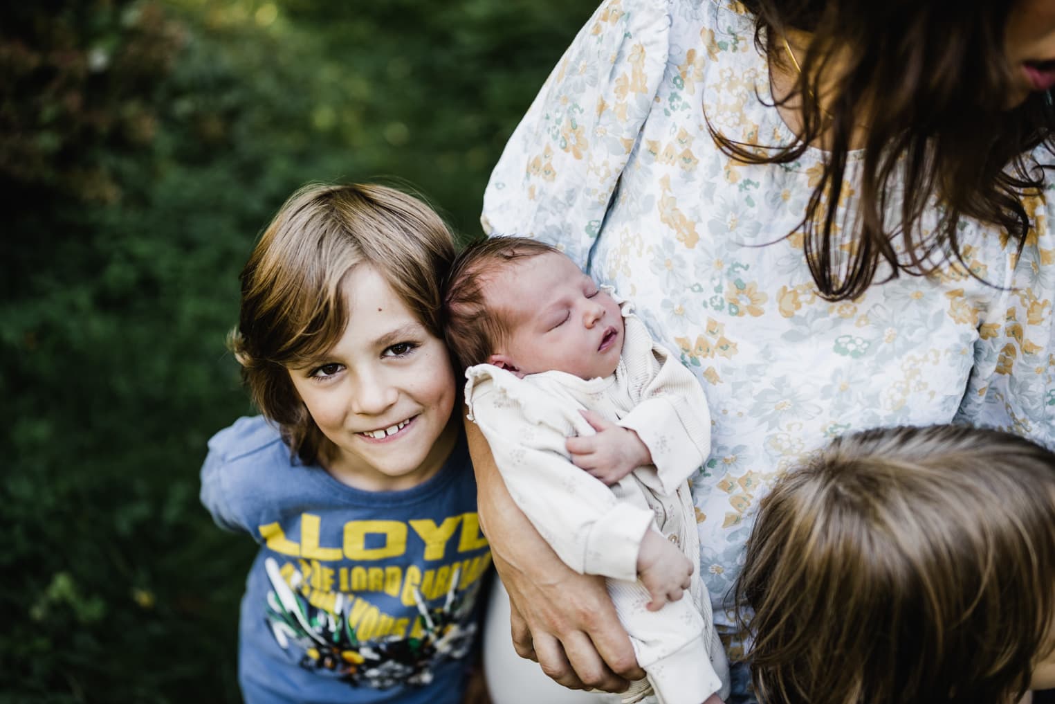 Baby mit großem Bruder