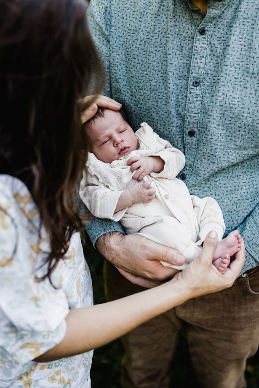 Baby auf dem Arm der Eltern