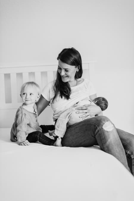 Mutter mit Kindern beim Stillen