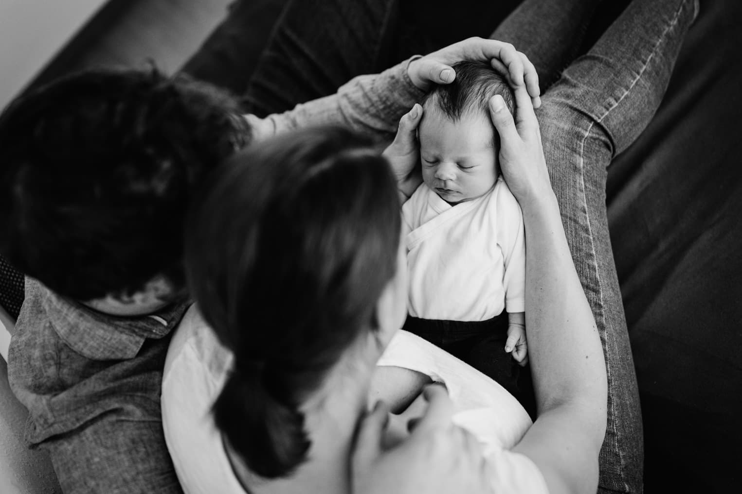 Eltern halten ihr Baby in den Armen