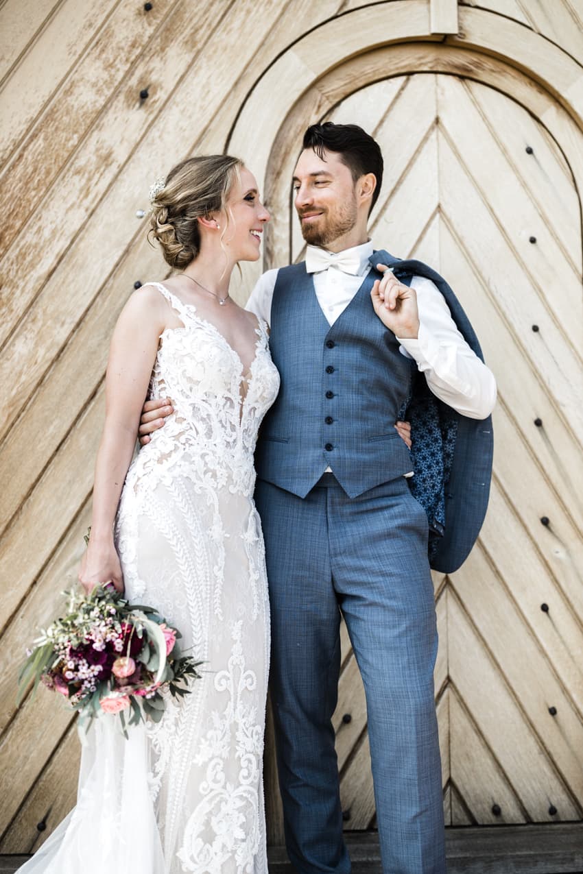 Brautpaar vor Scheunentor