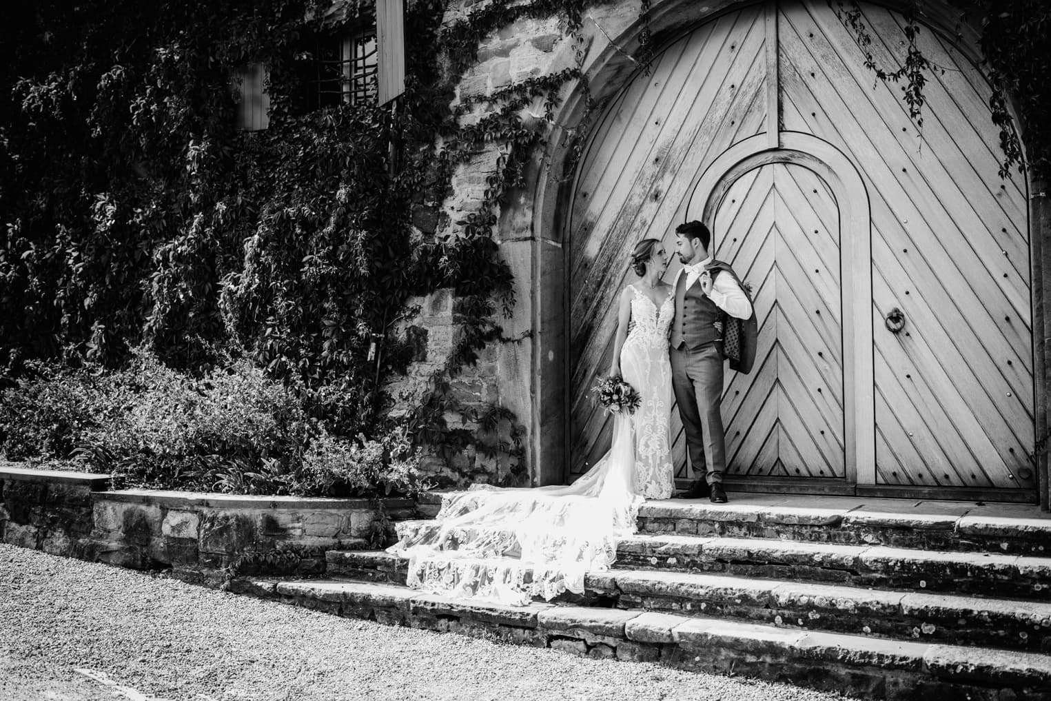 Brautpaar vor Scheunentor