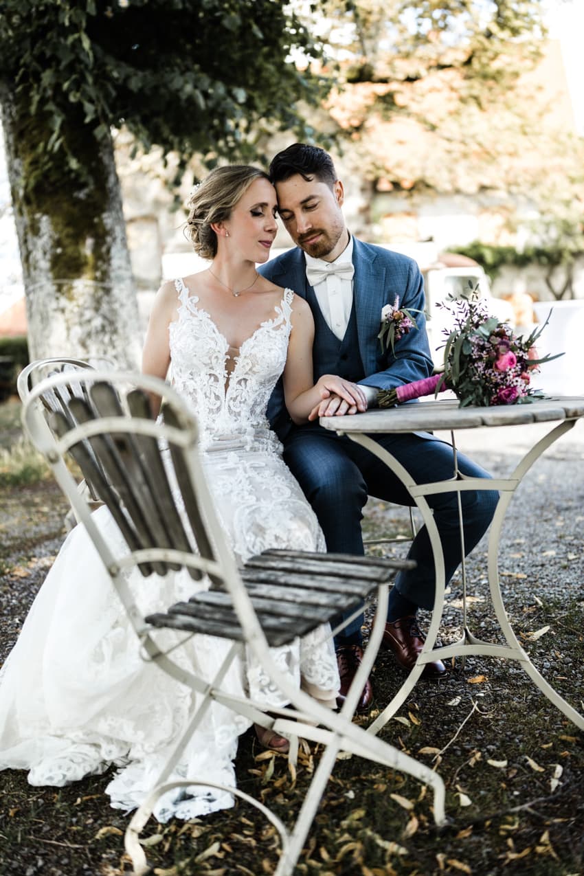 Brautpaar leht die Köpfe aneinander