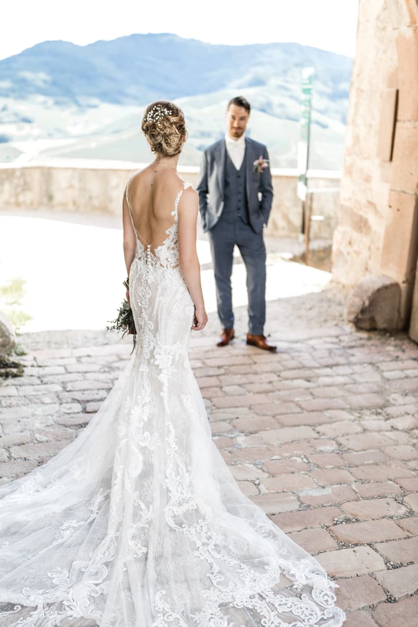 Braut von hinten mit tiefen Rückenausschnitt