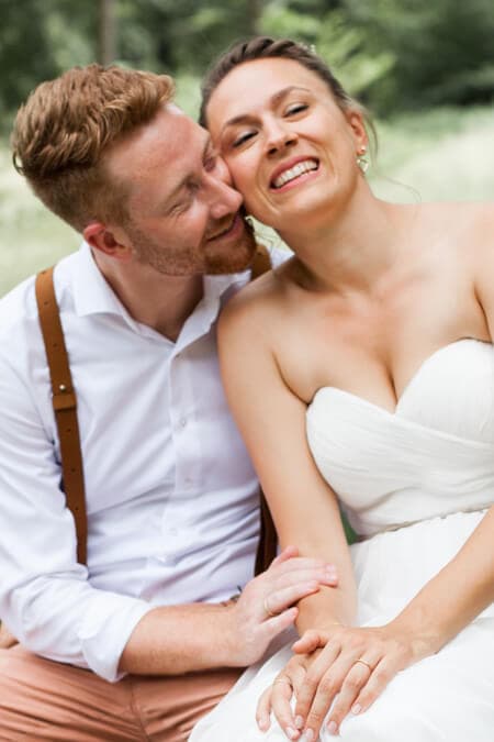 Brautpaar das sich liebkost