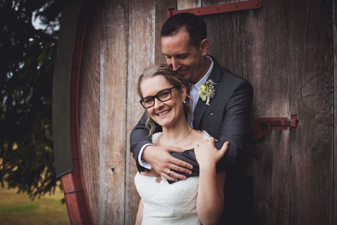 Nahaufnahme von Brautpaar vor Fass