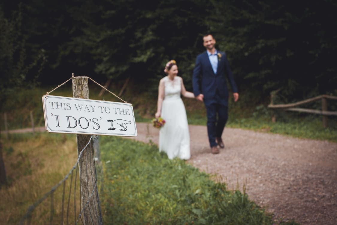 Schild zeigt in Richtung Brautpaar
