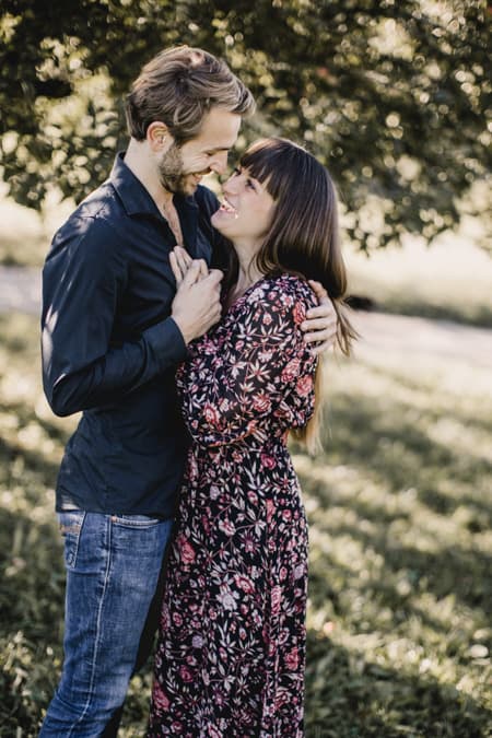 Liebespaar hält sich im Arm und schaut sich dabei an