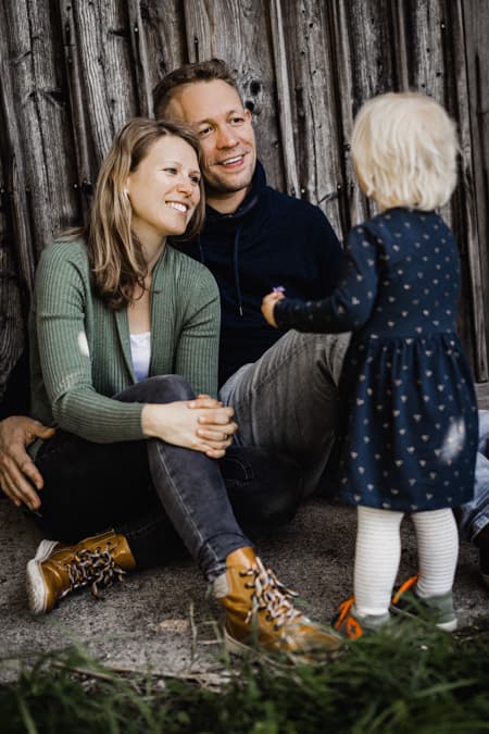 Eltern blicken zu ihrem Kind