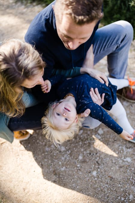 Mädchen blickt nach oben