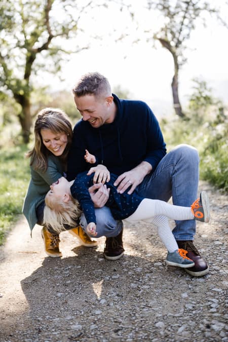 Mädchen wird von den Eltern gekitzelt
