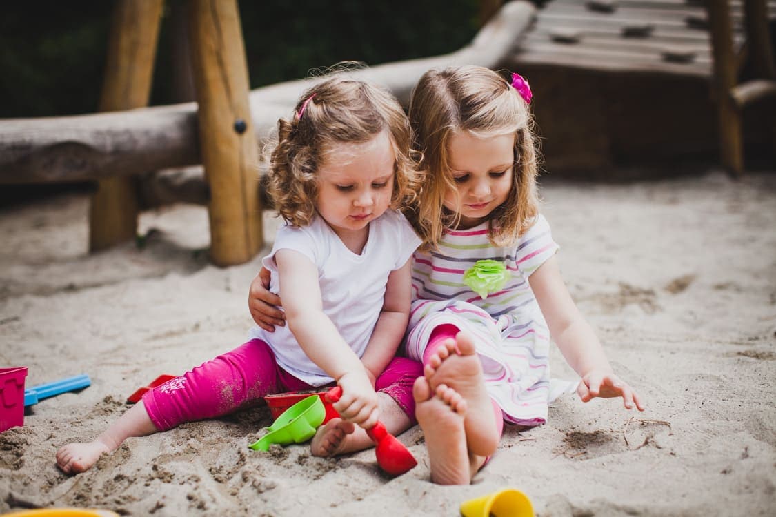 Zwei Schwestern sandeln zusammen