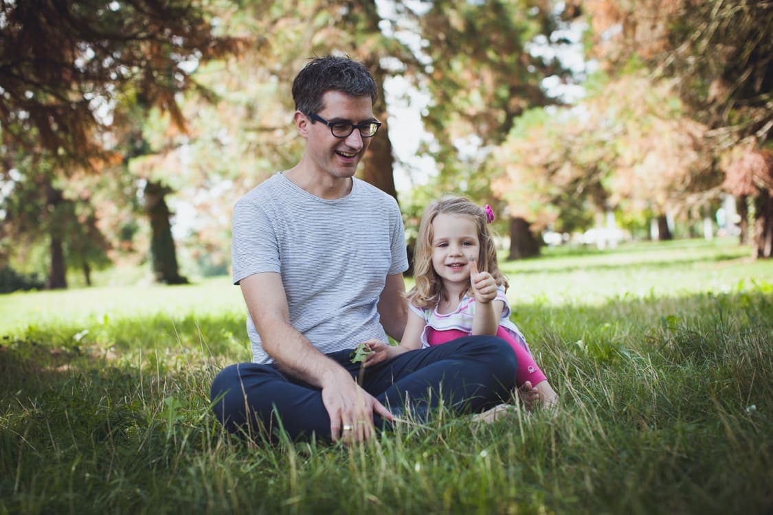 Papa mit Tochter auf einer Wiese
