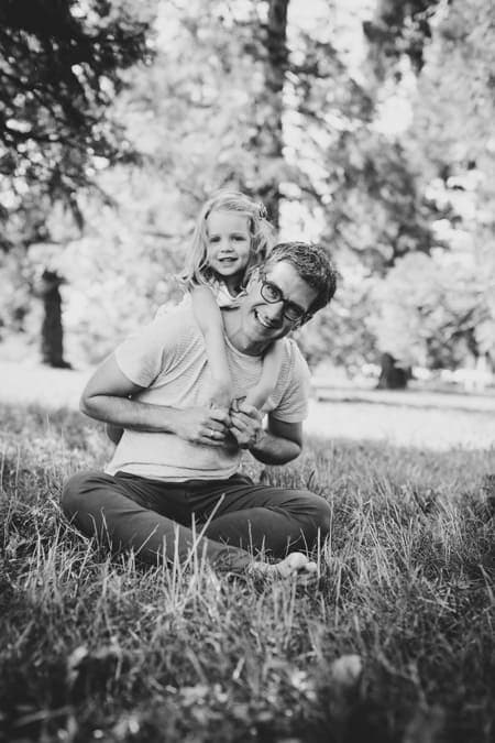 Papa mit Tochter auf dem Rücken