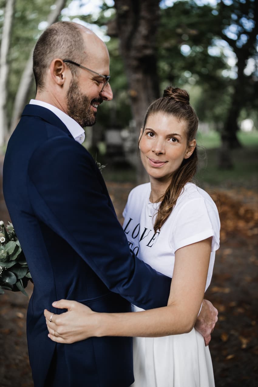 Brautpaar hät sich in den Armen