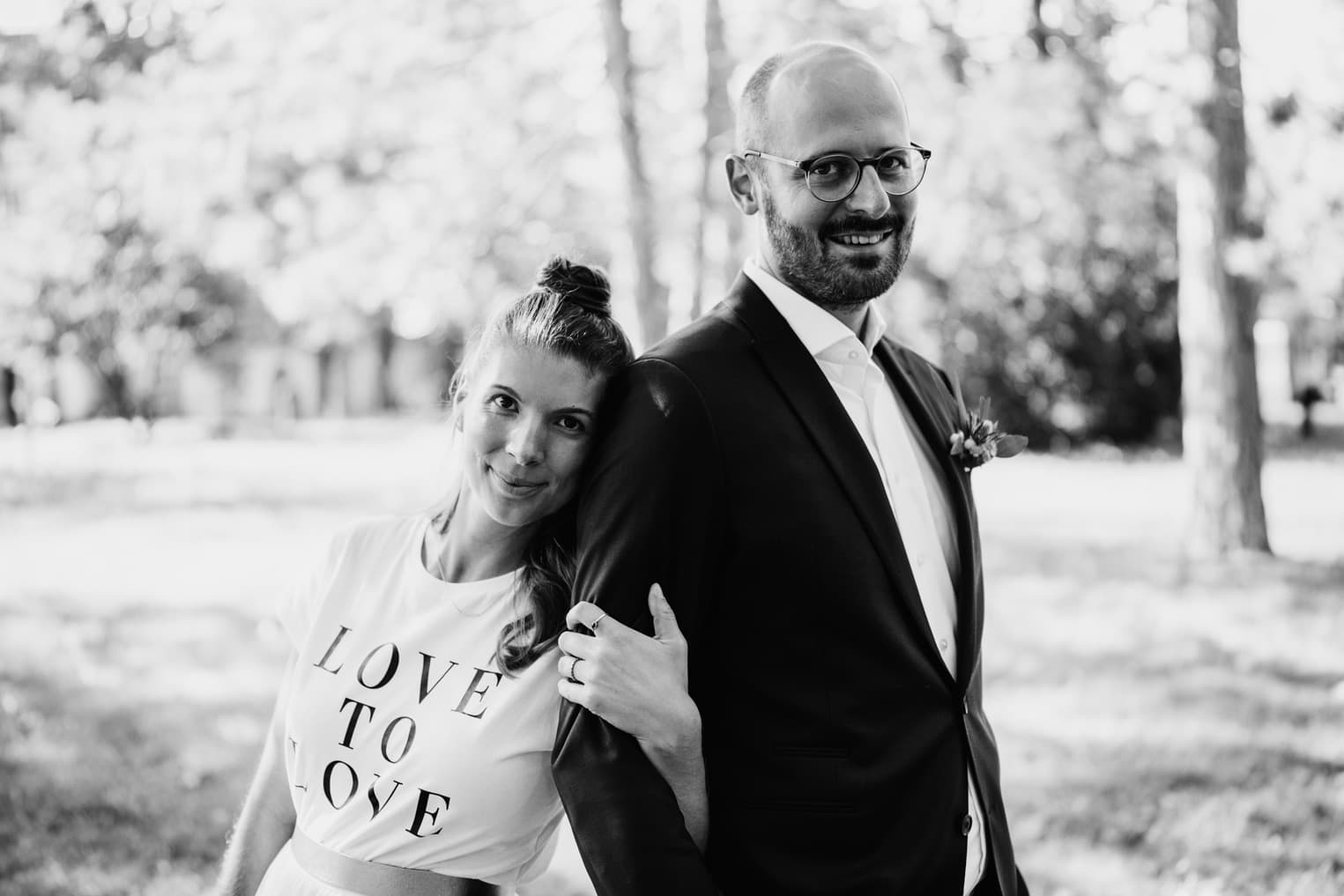 Brautpaar steht Rücken an Rücken