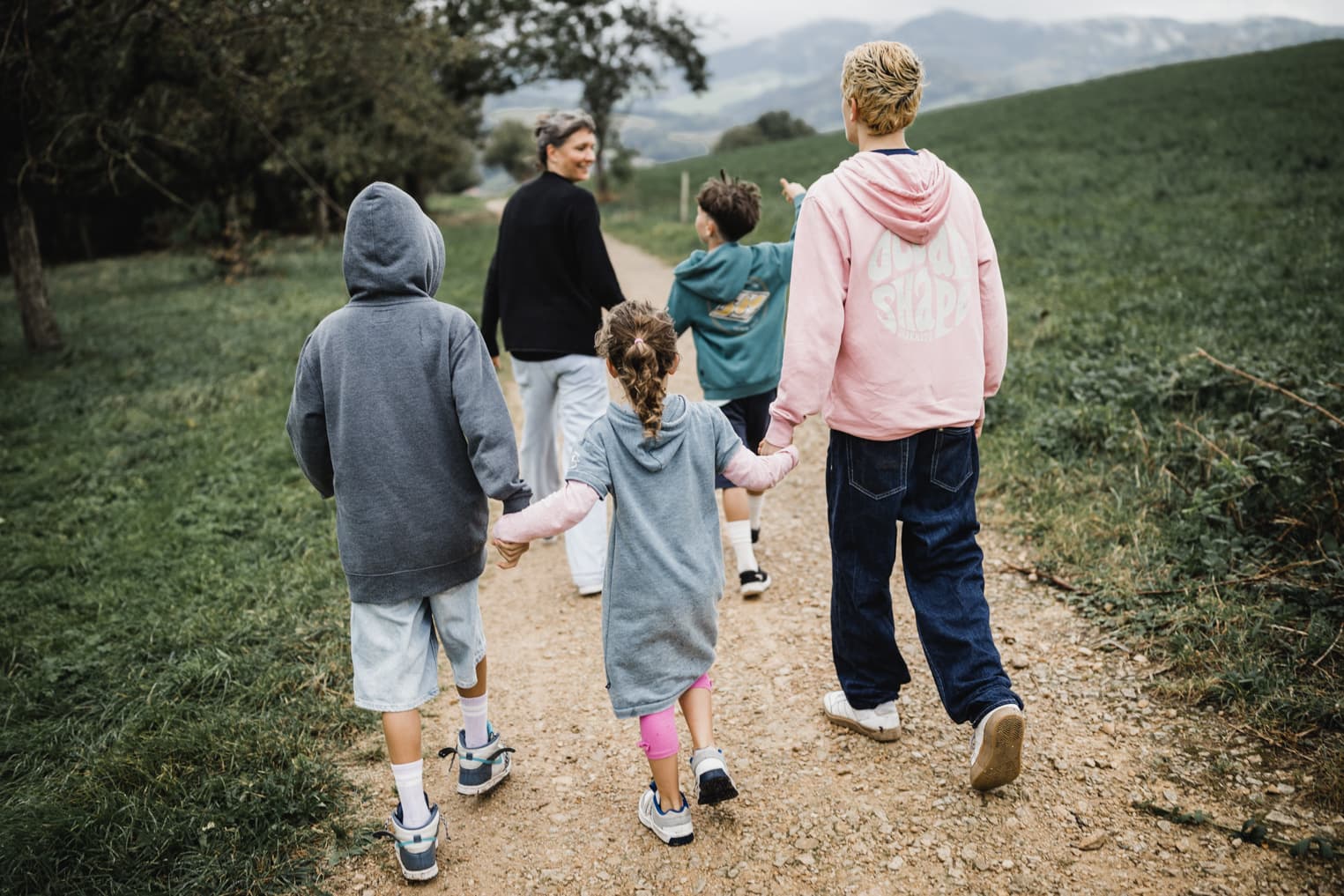 Mutter mit ihren vier Kindern von hinten