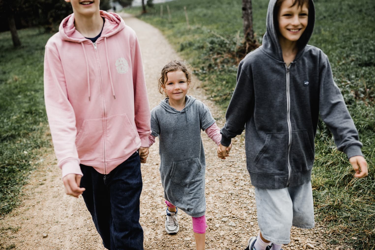 Mädchen mit ihren Brüdern an der Hand