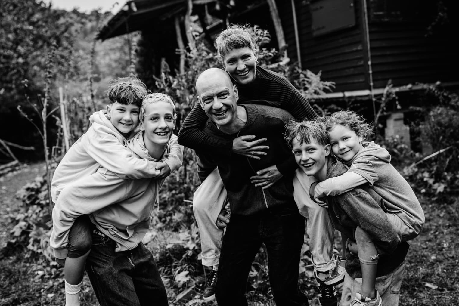 Famile nimmt sich gegenseitig Huckepack