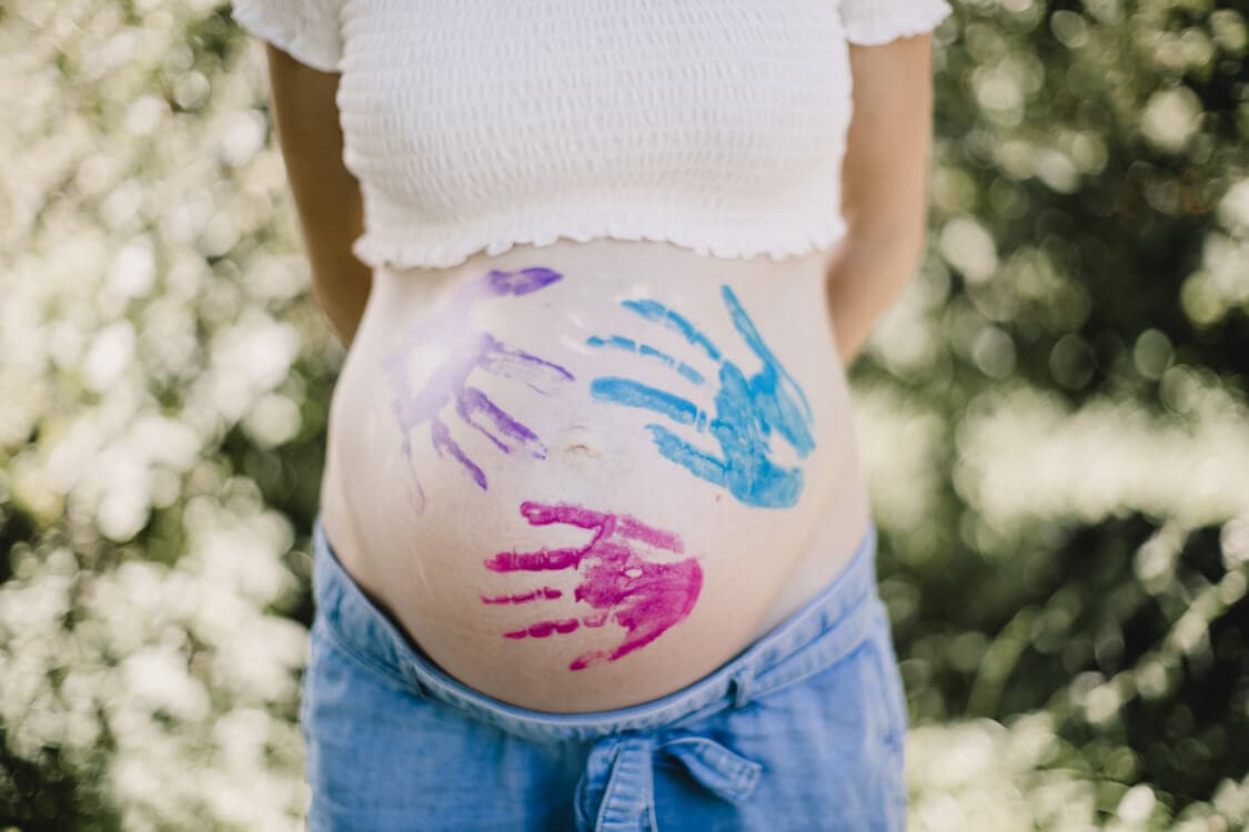 Handabdrücke auf Babybauch