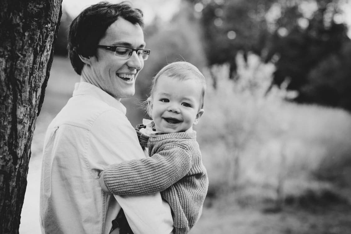 SW Foto von Vater mit kleinem Sohn auf dem Arm