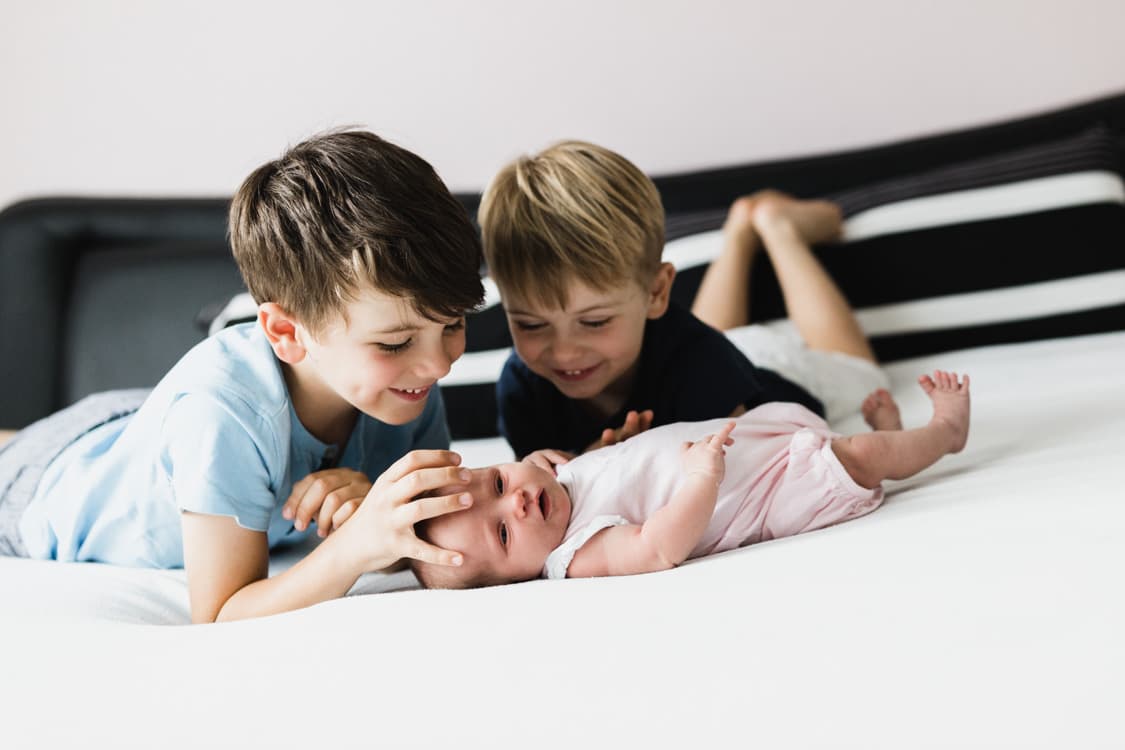 Brüder mit kleiner Schwester