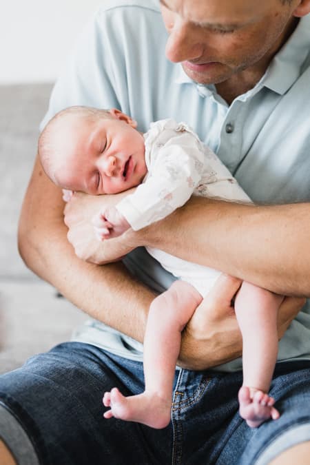 Vater mit Baby auf dem Arm