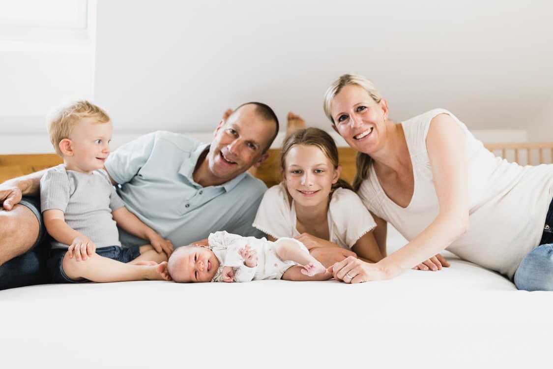 Familienportrait auf dem Bett