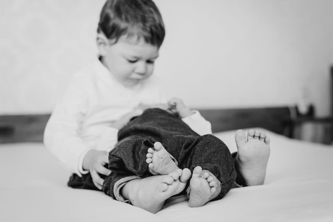 Füße von Kind und Baby