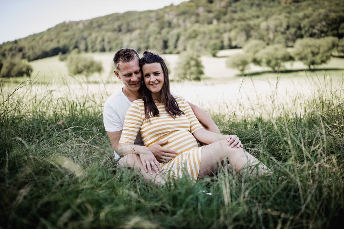 Paar sitzt auf Wiese