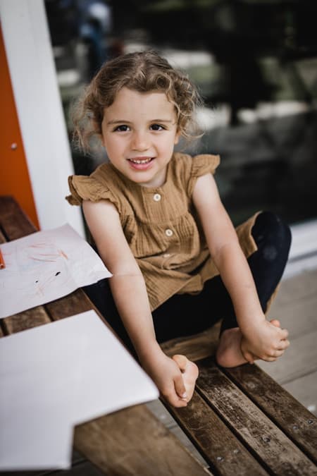 Maedchen am Maltisch