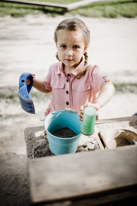 Maedchen in der Matschkueche