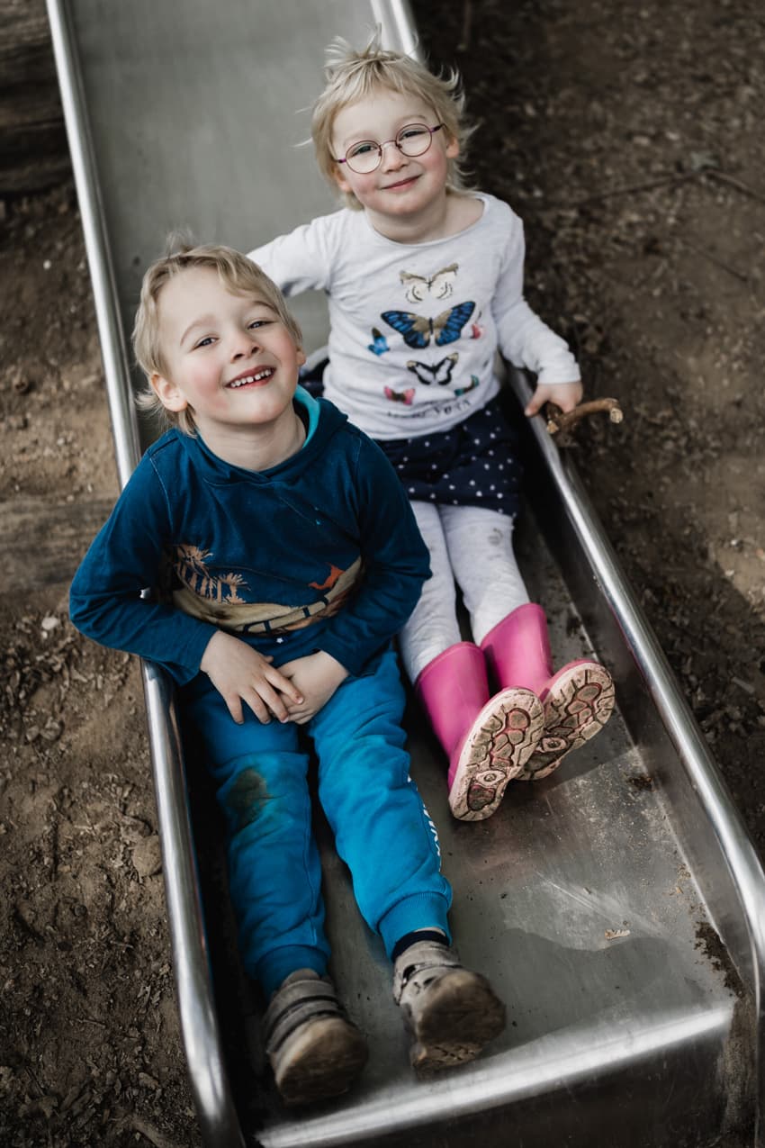 Kinder auf einer Rutsche