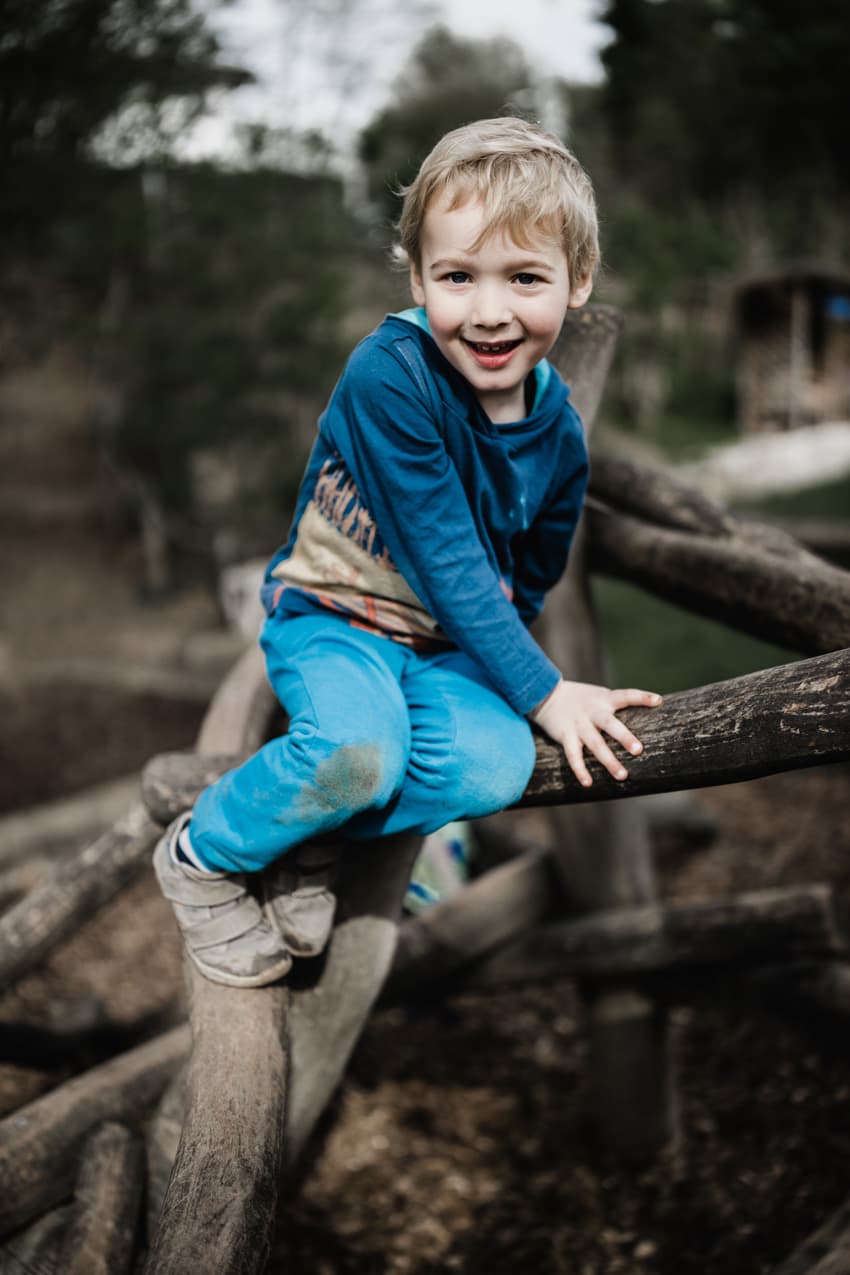 Junge klettert auf Klettergrüst