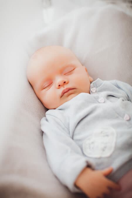 Schlafendes Baby in Wiege