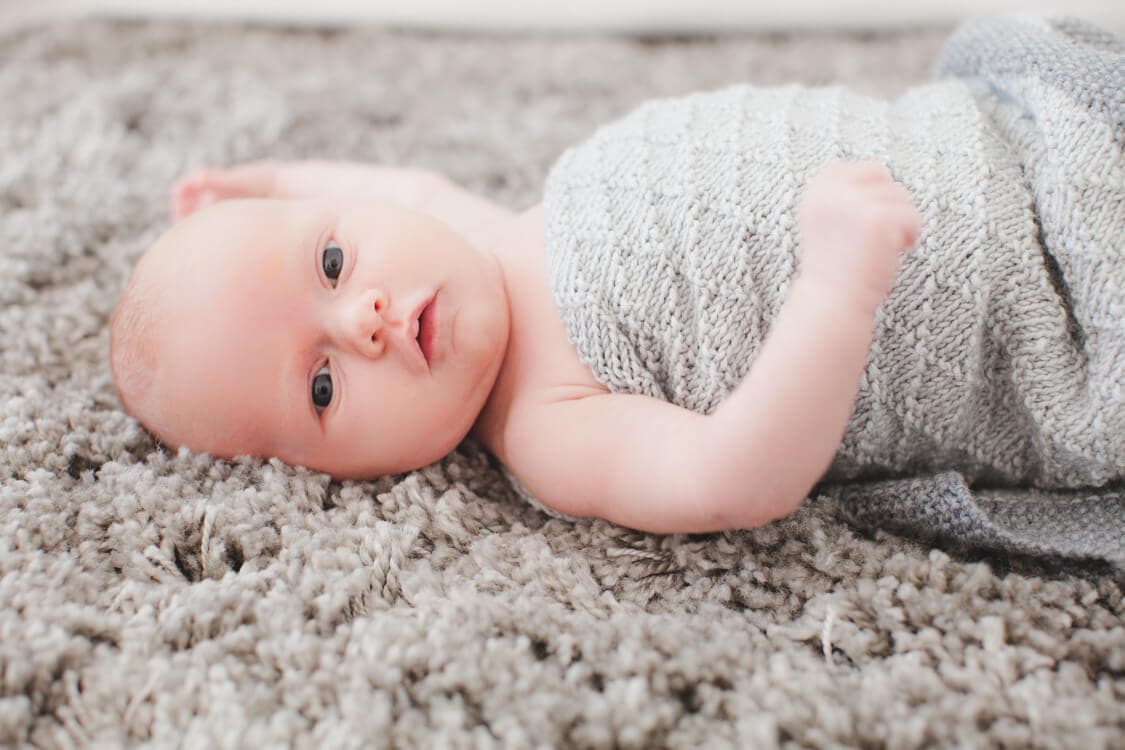 Baby in Decke gepuckt