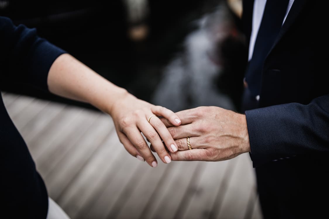 Haende mit Trauringen