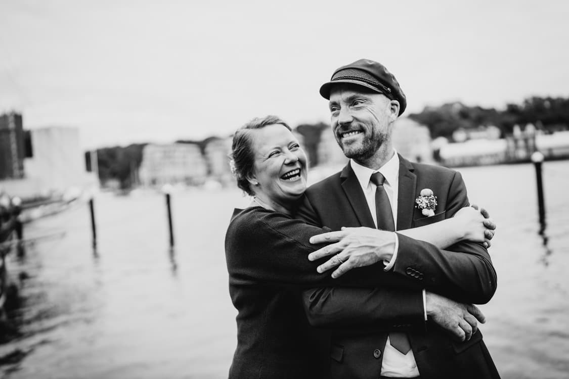 Braut umarmt Braeutigam