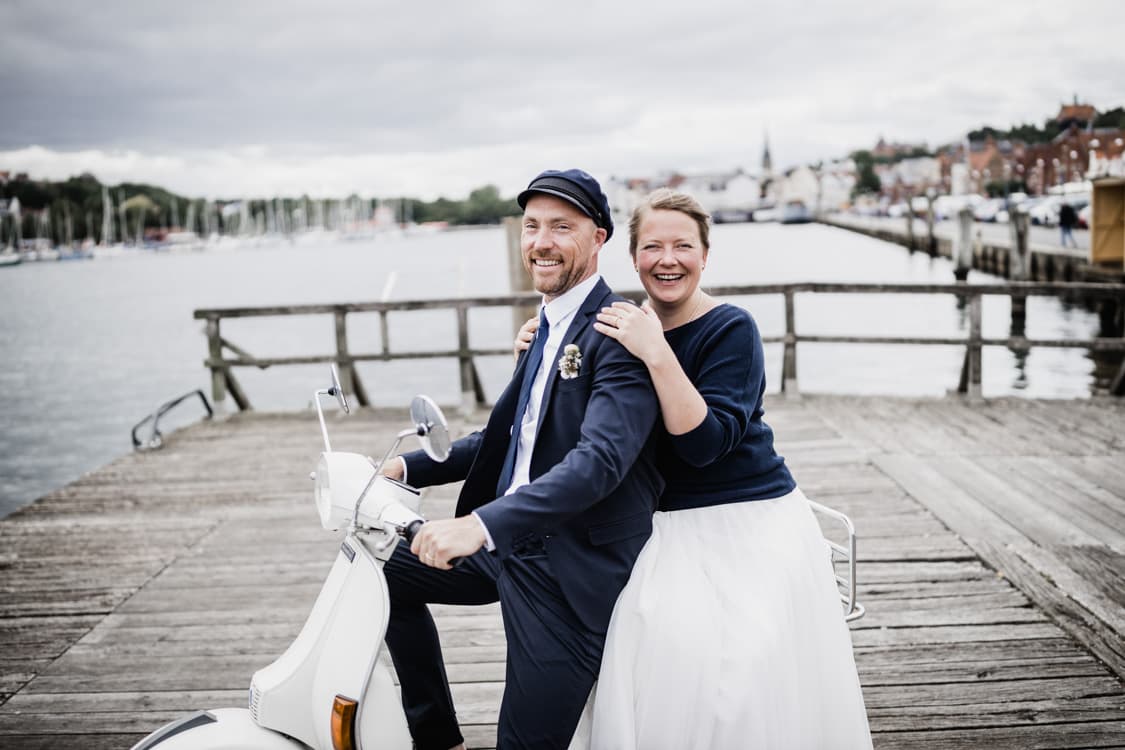 Brautpaar auf einer Vespa