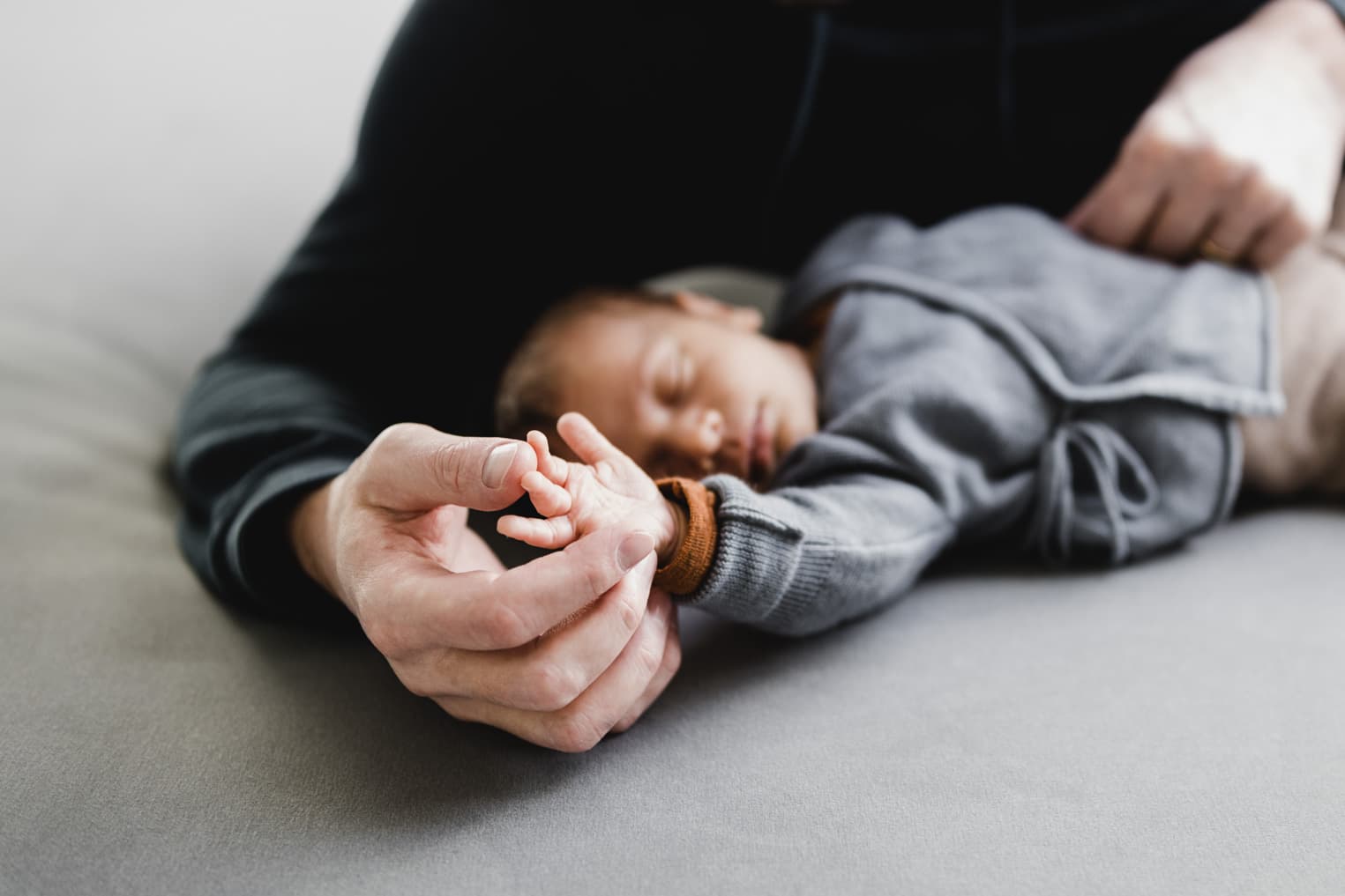 Vater hält die kleine Hand von seinem Sohn