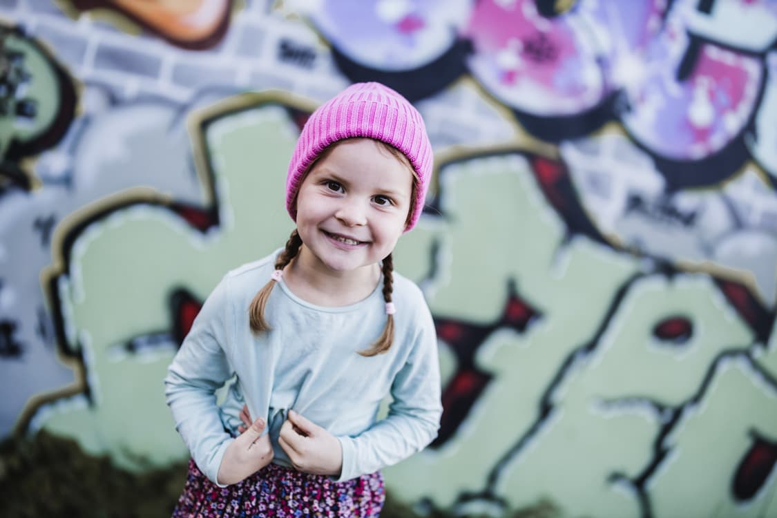 Maedchen vor Graffiti