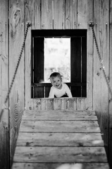 Maedchen auf Klettergeruest