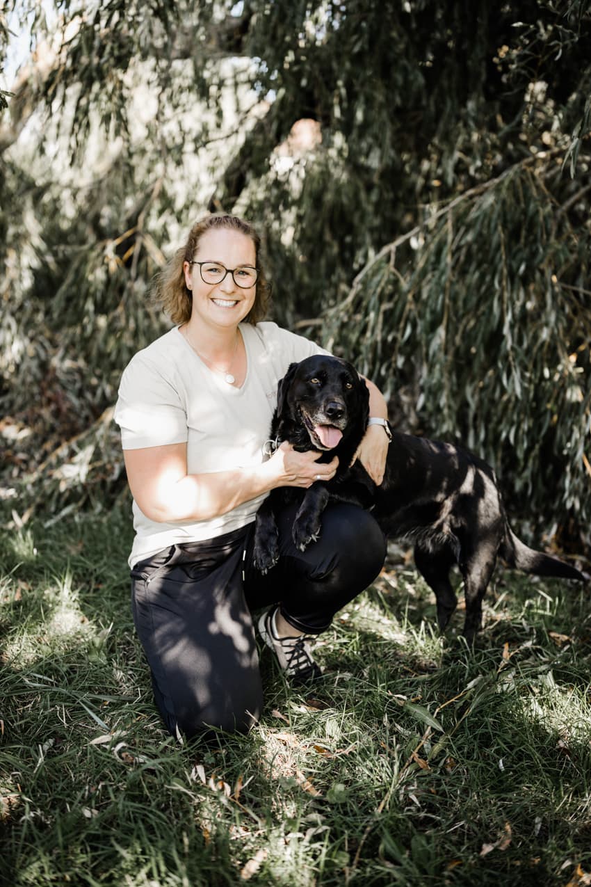 Frauchen mit Hund im Arm