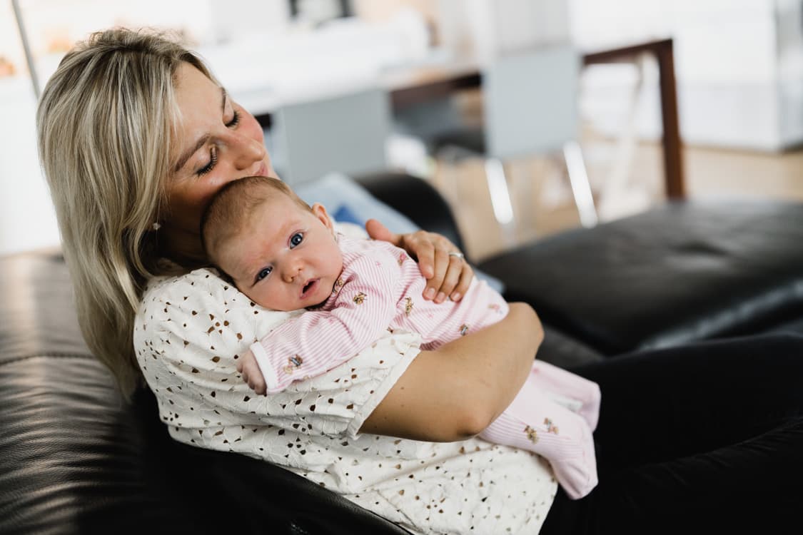 Baby kuschelt mit Mutter
